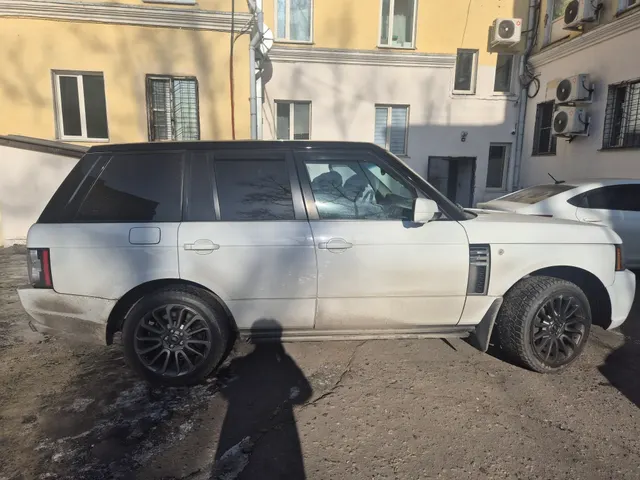 Легковой автомобиль марки LAND ROVER модель RANGE ROVER, 2010 г.в., г/н В444ЕМ75, VIN: SALLMAME4BA336881, номер кузова (прицепа): SALLMAME4BA336881, цвет белый. На кузове имеются незначительные царапины и сколы, на обивке сидений имеются незначительные повреждения, царапины на левой фаре
