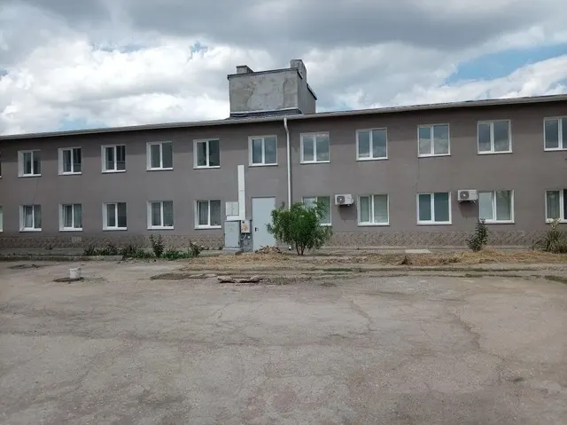 13-ть нежилых помещений общежития