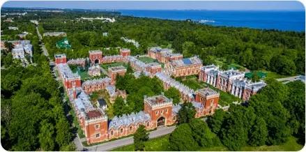Продажа находящегося в федеральной собственности единого недвижимого комплекса с кад. №78:40:0019228:1245, адрес: РФ, г. Санкт-Петербург, вн. мун. обр. города федерального значения Санкт-Петербурга г. Петергоф, ул. Аврова, дом 2, литера А, в состав которого входят объекты недвижимого имущества, часть из которых являются объектами культурного наследия федерального значения, находящимися в неуд. состоянии, с одновременной арендой земельного участка площадью 31 696 кв. м.