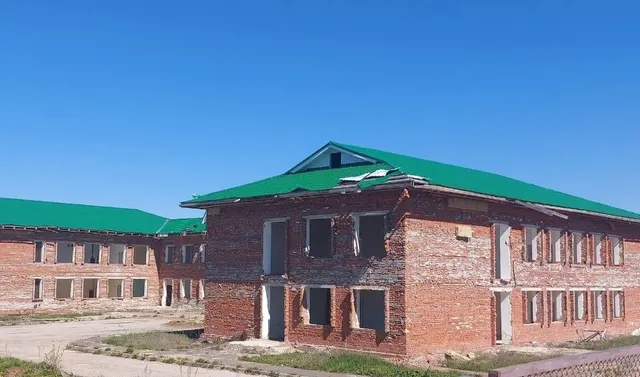 Объект незавершенного строительства (нежилое здание, степень готовности 80%), с кадастровым номером 59:31:0490802:1132, общей площадью 4 062,60 кв.м., и земельный участок с кадастровым номером 59:31:0490802:808, общей площадью 12600 кв.м с разрешенным использованием: для размещения объектов дошкольного, начального, общего и среднего (полного) образования, расположенные по адресу: Пермский край, г.о. Очерский, г. Очер, ул. Красногвардейская, д. 41