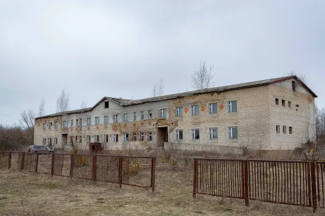 Земельный участок общей площадью 6558 +/-28 кв.м., категория земель: земли населенных пунктов, вид разрешенного использования: под общественную застройку, кадастровый номер: 48:12:0360109:13, с расположенными на нем зданием общей площадью 1848,1 кв. м, наименование: дом-интернат; зданием общей площадью 51,8 кв. м, наименование: склад (утрата конструктивных элементов 65%), по адресу: Липецкая область, р-н Лев-Толстовский, с/с Знаменский, с. Знаменское