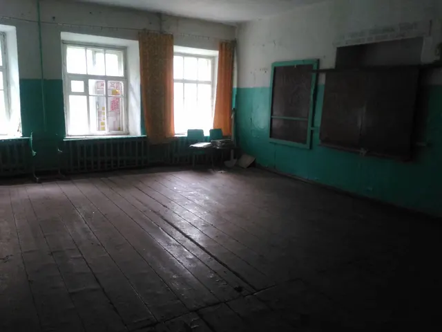Нежилое здание площадью 610,8 кв.м с кадастровым номером 71:05:040405:325, расположенное по адресу: Тульская область, Веневский район, с. Гати, ул. Воронковка, д. 1 с земельным участком площадью 3800 кв.м с кадастровым номером 71:05:040405:340
