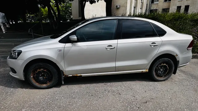 Автомобиль VOLKSWAGEN POLO 2011 года выпуска