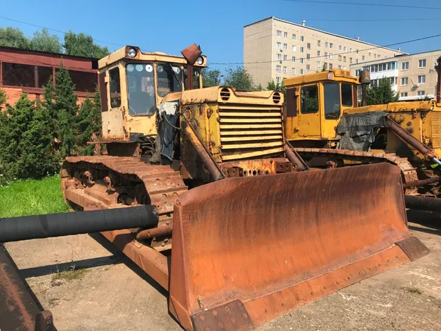 Самоходная двухбаровая машина БР 2-0000-00 на базе трактора Т-130 (отсутствуют траншеекопатели (бары)), 1987 год выпуска, государственный регистрационный знак: 0499УВ18