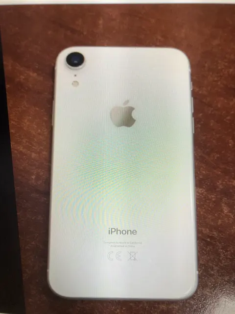 Сотовый телефон iPhone XR ,белого цвета, имеются сколы по корпусу — 1 шт.