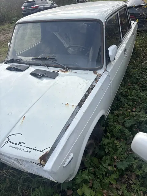 Автомобиль ВАЗ 2107, г/н В864СХ124 (отсутствует), 1995 г.в., VIN XTA210700T0939680, цвет белый, ПТС, СТС изъяты, ключи отсутствуют, комплектность и состояние  не проверялась данное  имущество обращено в доход государства. Находится в г. Железногорск