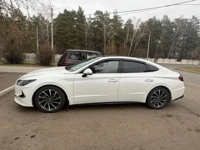 Легковой автомобиль седан HYUNDAI SONATA, 2019 г.в., г/н У160УM124, VIN KMHL241EBLA037175, номер кузова KMHL241EBLA037175, номер двигателя G4NMKA388071, цвет белый. Начальная цена продажи 2 656 250 руб. Задаток 398450 руб.