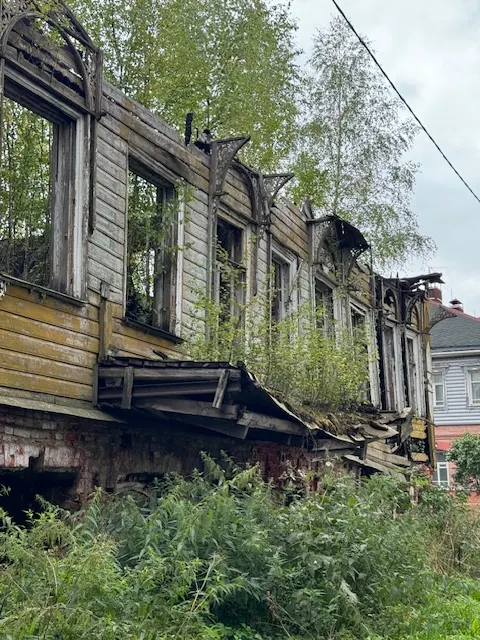 Бывший дом купца Курбатова (нач. XIX - 2-я пол. XIX вв.) ( объект культурного наследия федерального значения «Усадьба Курбатова, начало - 2 половина  XIX вв.»), кадастровый номер 35:19:0103003:291, площадь 542,8  кв. м., назначение: нежилое, количество этажей - 2, в том числе подземных 1, инвентарный номер 2741 расположенный по адресу: Вологодская область, р-н Устюженский, г Устюжна, ул. Правая Набережная реки Мологи, д 15