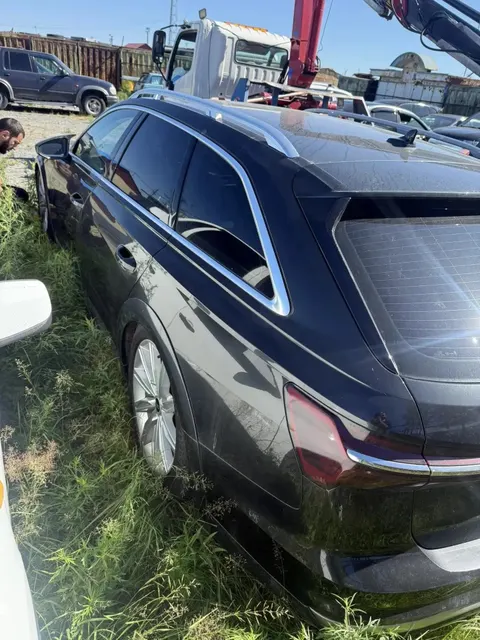 Автомобиль марки "Audi A6 Allroad Quattro", г.р.з С003АТ89ТС обременено ЗАЛОГОМ, По общему правилу при переходе права собственности залог сохраняется в соответствии со ст. 353 ГК РФ; приобретатель имущества приобретает права и несет обязанности залогодателя. Риски, связанные с сохранением залога и возможностью обращения взыскания на предмет залога, несет приобретатель. ТС имеет ограничения ФССП на регистрационные действия (ключи и документы отсутствуют, техническое состояние не проверялось.