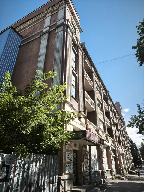 Продажа находящегося в федеральной собственности объекта недвижимого имущества площадью 9210,5 кв. м (кад. №66:41:0000000:66389), являющегося объектом культурного наследия федерального значения, находящимся в неудовлетворительном состоянии, адрес: Свердловская обл., г. Екатеринбург, ул. Культуры, д. 1/ул. Машиностроителей, д. 4, с одновременным предоставлением в аренду земельного участка площадью 7304 кв. м (кад. №66:41:0106134:1), на котором расположен такой объект.
