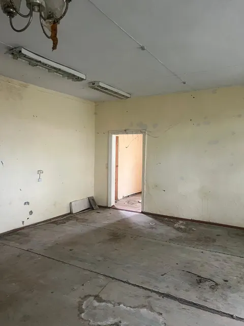 Нежилое здание - бывший детский сад площадью 249,2 кв.м. и земельный участок площадью 1737,0 кв.м.