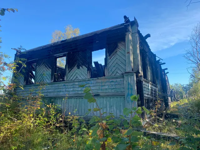 Здание: детский сад., нежилое, площадью: 159,9 кв.м., расположенное по адресу: Российская Федерация, Ленинградская область, Подпорожский муниципальный район, Важинское городское поселение, г.п. Важины, ул. Советская, дом 14, кадастровый номер: 47:05:0201001:402, с земельным участком под индивидуальную жилую застройку, площадью: 975 кв.м., с кадастровым номером: 47:05:0202001:923.