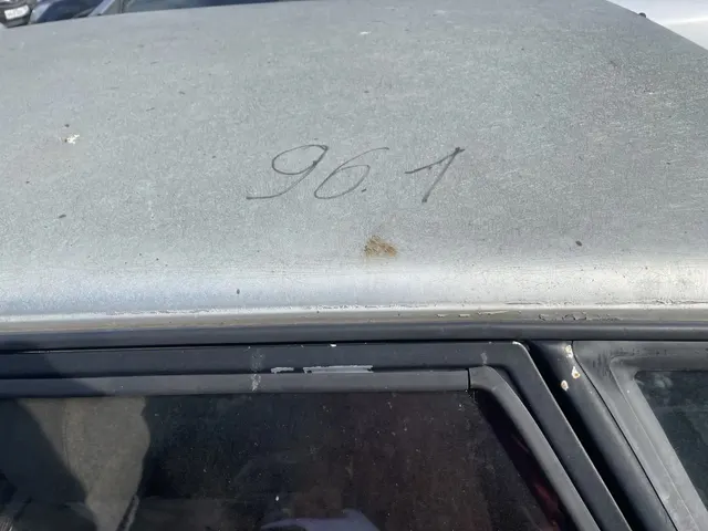 Имущество в качестве годных остатков : Автомобиль Ваз 21093, г/н Е961МР196, 2001 г. в., VIN XTA21093023048271