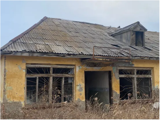 Нежилое административное здание (магазин - чайная) общей площадью 327,5 кв.м., с кадастровым номером 74:41:0000000:2601, по адресу: Челябинская область, г. Озерск, территория в/ч 14078
