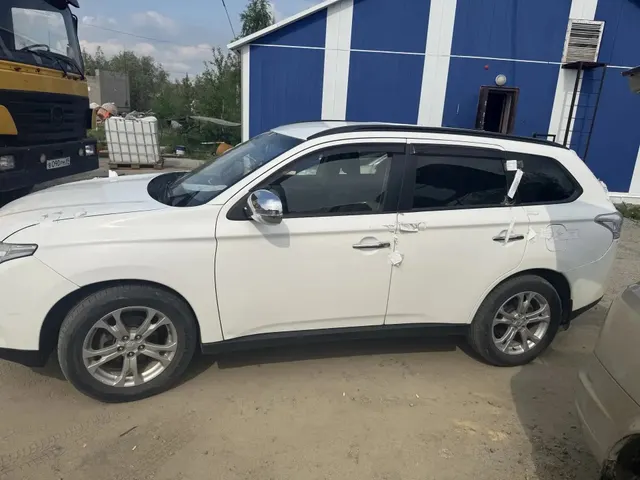 Автомобиль марки "Mitsubishi Оutlander" г.р.з В338РМ89.ТС обременено ЗАЛОГОМ, По общему правилу при переходе права собственности залог сохраняется в соответствии со ст. 353 ГК РФ; приобретатель имущества приобретает права и несет обязанности залогодателя. Риски, связанные с сохранением залога и возможностью обращения взыскания на предмет залога, несет приобретатель. ТС имеет ограничения ФССП на регистрационные действия (ключи и документы отсутствуют, техническое состояние не проверялось.