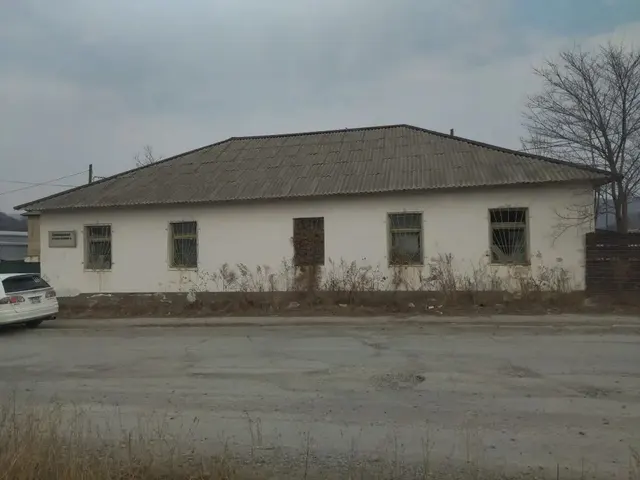 нежилое здание- амбулатория площадью 177,2 кв.м. с земельным участком площадью 293,0 кв.м.
