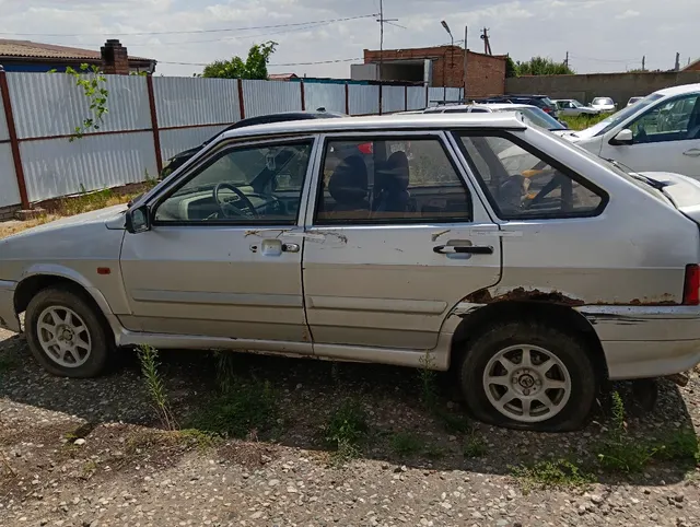 легковой автомобиль марки ВАЗ 2114 гос.номер У944СУ 08, 2008 г.в. (ключи в наличии, документы отсутствуют). VIN XTA21144084687272 Цвет: серебристый Характеристики и дефекты: Имеются сколы краски и потертости, коррозия по всей поверхности кузова