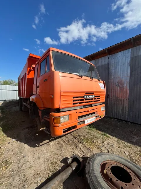 Грузовой самосвал КАМАЗ 6520, 2013 г.в., г/н Т494ММ124, VIN X1F652000D0001897, кузов № X1F652000D0001897, цвет оранжевый, в нерабочем состоянии, отсутствует двигатель, КПП, кардан, аккумулятор, кабина разукомплектована. Должник ООО «Строймастер». Обременения: Арест, запреты на рег. действия. Начальная цена продажи 773999,72 руб., в т.ч. НДС 139573,72 руб. Задаток 117000,00 руб. (пор. 2137)