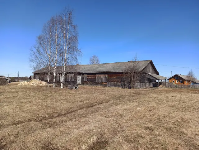 Здание, наименование: торговый центр, кадастровый номер 35:15:0310001:352                 общей площадью 243,9 кв.м. с земельным участком с кадастровым номером 35:15:0310001:320