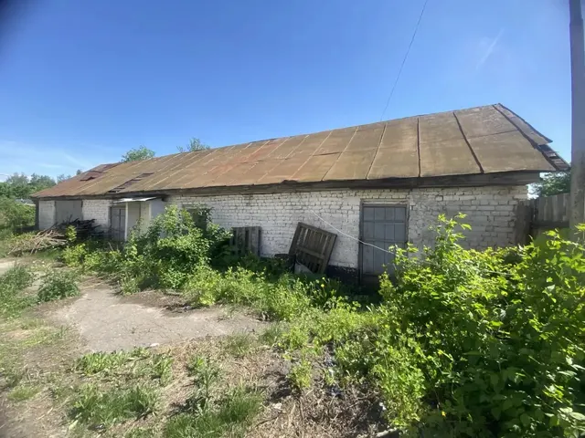 Находящиеся в муниципальной собственности нежилое помещение с кадастровым номером 32:11:0270610:133, площадью 127,7 кв.м., расположенное на земельном участке с кадастровым номером 32:11:0270610:305, площадью 350,0 кв.м., по адресу: Российская Федерация, Брянская область, муниципальный район Клетнянский, городское поселение Клетнянское, поселок Клетня, улица Советская, дом 2А