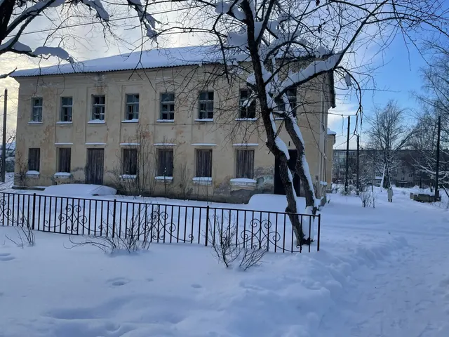 Нежилое здание с земельным участком