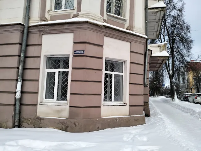 Лот № 1 – нежилое помещение №  1002, расположенное по адресу: г.Великие Луки, ул. К.Либкнехта, д. 7/1, площадью 126,1 кв.м,  на первом этаже трех этажного здания 1917 года постройки