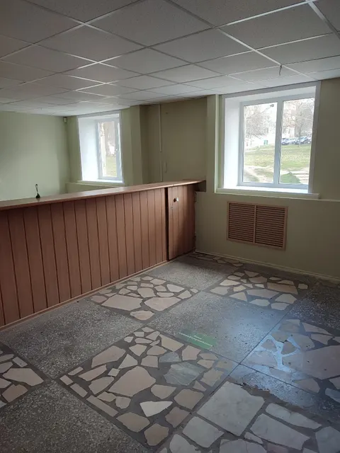 нежилое помещение № 1-8  (кадастровый номер 64:42:010101:843) на 1 этаже  жилого дома площадью 98,7 кв. метра