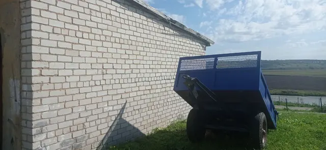 Земельный участок площадью 100 кв.м, с кадастровым номером 40:17:180605:1, с расположенными на нем объектами недвижимого имущества: здание гаража No 1 с кадастровым номером 40:17:180605:53, здание гаража No 2 с кадастровым номером 40:17:180605:54, по адресу: Местоположение установлено относительно ориентира, расположенного в границах участка. Почтовый адрес ориентира: Калужская область, р-н Перемышльский, с. Перемышль, пл. Свободы, в районе д. №1