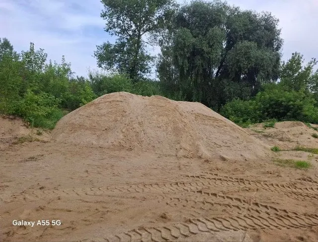 Песок общим весом (объемом) 828,5 тонн, без учета влажности.