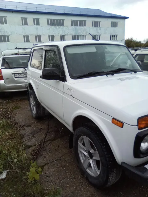 Автомобиль марки ЛАДА 212140 4х4, г.р.з. Е652СО186, VIN XTA212140P2453907, 2022 г.в., ТС обременено ЗАЛОГОМ. По общему правилу при переходе права собственности залог сохраняется в соответствии со ст. 353 ГК РФ; приобретатель имущества приобретает права и несет обязанности залогодателя. Риски, связанные с сохранением залога и возможностью обращения взыскания на предмет залога, несет приобретатель. ТС имеет ограничения ФССП на регистрационные действия (ключи и документы отсутствуют)