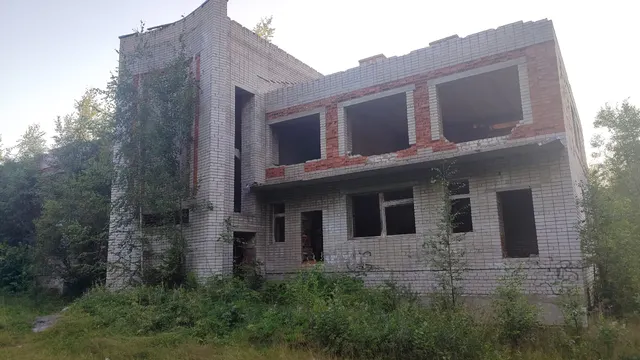 объект незавершенного строительства (кадастровый номер 10:15:0000000:7975), площадью застройки 2862,6 кв.м., расположенный по адресу: Республика Карелия, р-н. Пудожский, п. Пяльма, д. б/н, с земельным участком (кадастровый номер 10:15:0020111:173), общей площадью 2300 +/- 9,62 кв.м., расположенным по адресу: Российская Федерация, Республика Карелия, Пудожский муниципальный район, Пяльмское сельское поселение, п. Пяльма, ул. Новая