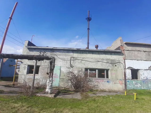 Здание котельной, назначение: нежилое, площадь 70 кв.м., кадастровый номер 48:13:1250201:43, местоположение Российская Федерация, Липецкая область, м.о. Липецкий, с. Троицкое, ул. Октябрьская, д. 81а;  земельный участок  площадью 338 кв.м, кадастровый номер 48:13:0000000:4195, местоположение Российская Федерация, Липецкая обл., Липецкий м.р-н, с.п. Ленинский с/с, с. Троицкое, ул. Октябрьская, з/у 81а.