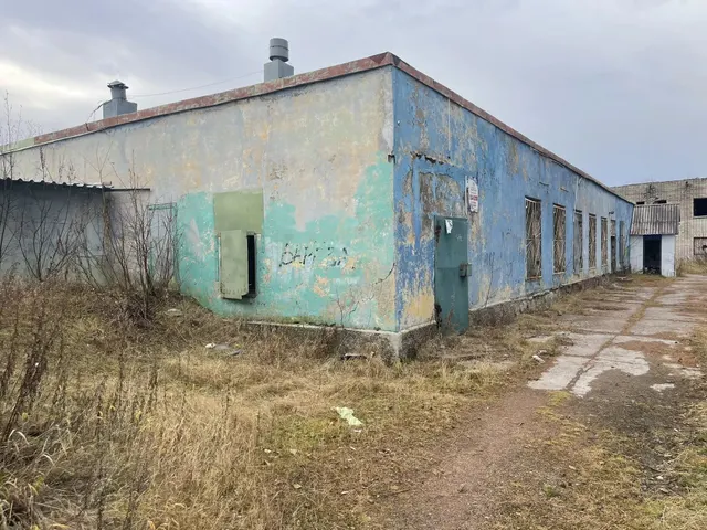 Нежилое здание и земельный участок
