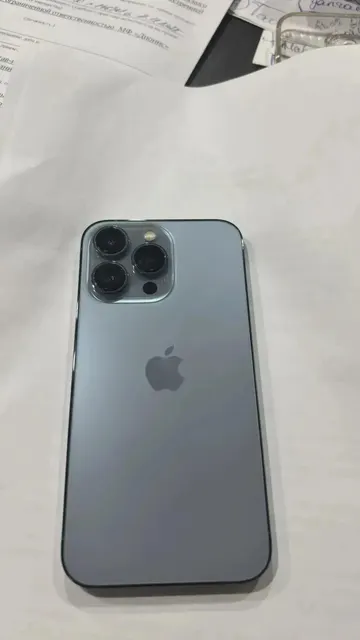 мобильный телефон марки "Iphone 15 Pro Max" в корпусе серого цвета с защитным чехлом 1 шт.