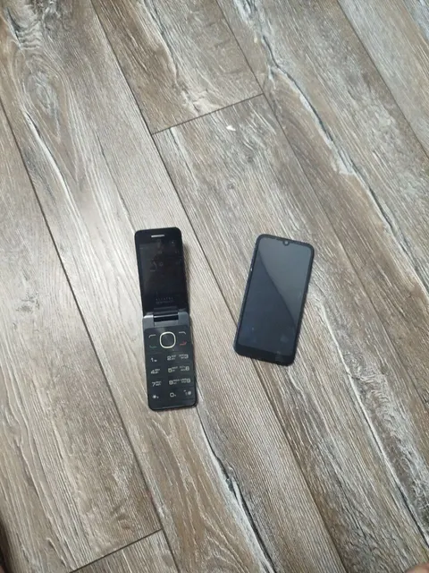 Сотовые телефоны: "Алкатель"-1 шт., "Хонор 8эс"-1 шт.