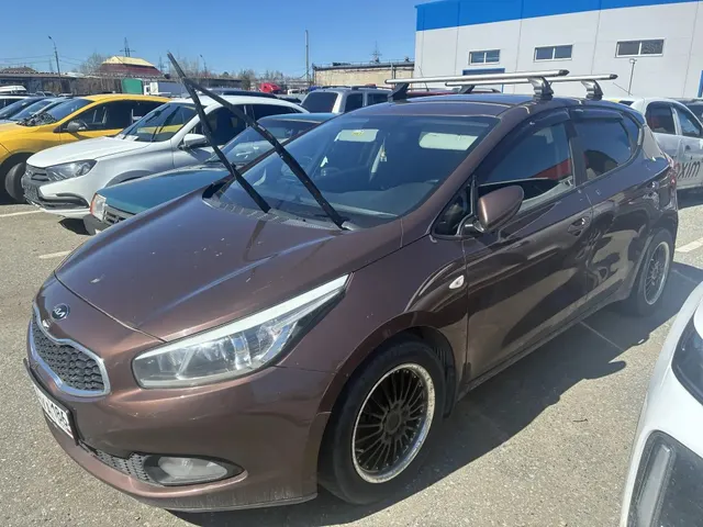 Автомобиль марки "KIA JD (CEE'D)", г/з К154УА186, коричневый цвет, г/в 2013, VIN XWEHN512AE0005577 ТС обременено ЗАЛОГОМ. По общему правилу при переходе права собственности залог сохраняется в соответствии со ст. 353 ГК РФ; приобретатель имущества приобретает права и несет обязанности залогодателя. Риски, связанные с сохранением залога и возможностью обращения взыскания на предмет залога, несет приобретатель. ТС имеет ограничения ФССП на регистрационные действия (ключи и документы отсутствуют).