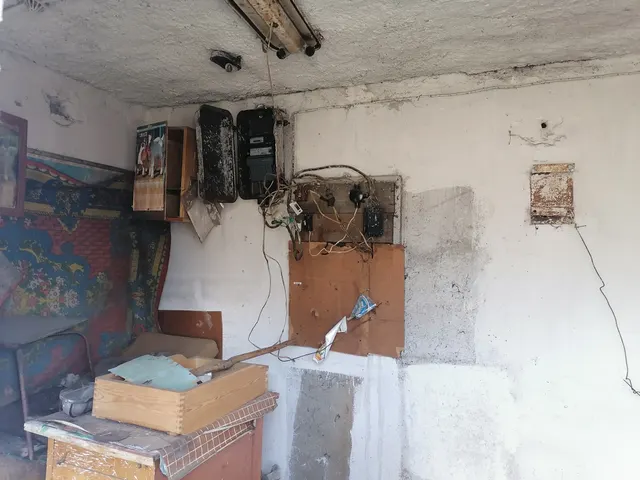 Здание с земельным участком