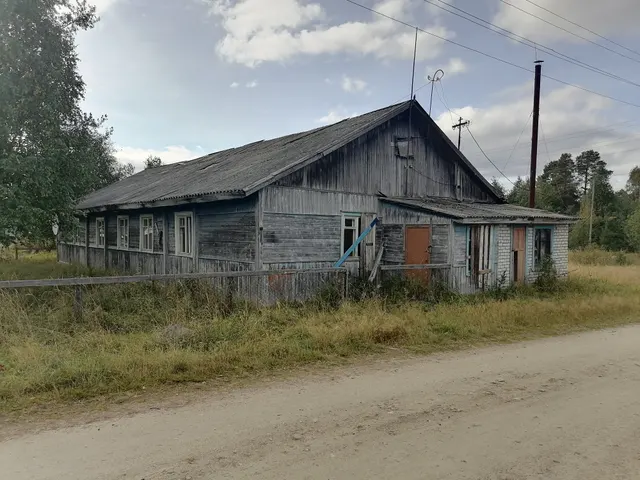 Здание с земельным участком