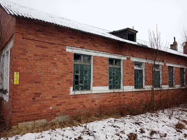 Нежилое здание,  наименование – Баня, с кадастровым номером  39:10:380001:113, общей площадью 388,2 кв.м., расположенное по адресу: Калининградская область, р-н. Полесский, п. Славянское, ул. Советская, д.37а,  и земельный участок, на котором расположено здание, с кадастровым номером 39:10:380001:2, площадью 1095 кв.м.,