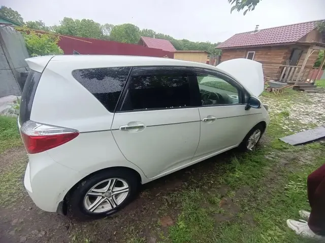 Автомобиль Toyota Ractis гос.знак 0608КВ27, в кузове белого цвета, номер кузова NCPI202054517, по корпусу имеются повреждения ЛКП