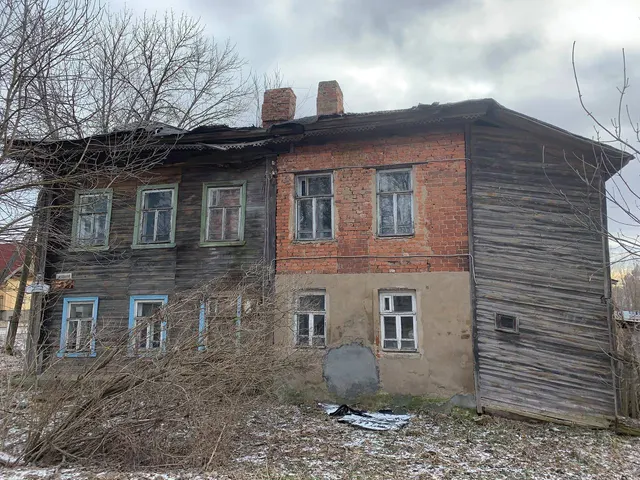 нежилое здание, общей площадью 120,9 кв.м., кадастровый номер: 76:21:020217:26, назначение - нежилое, количество этажей - 2, в том числе подземных 0, с земельным участком, общей площадью 323 кв.м., кадастровый номер 76:21:020217:6, категория земель - земли населённых пунктов, виды разрешённого использования - историко-культурная деятельность, расположенных по адресу: Ярославская область, г. Тутаев, ул. Ушакова, д.31