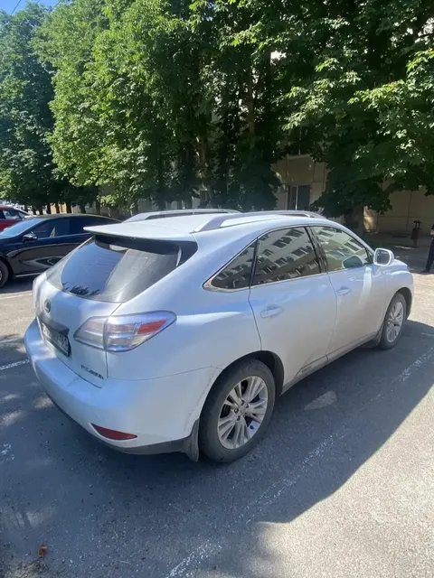 Легковой автомобиль Lexus RX 450h, 2011 г.в., г/н С400НХ161, VIN JTJBC11А302045500, белого цвета, резина KUMNO 235/55R19, остаток 60%, сколы краски переднего бампера слева, царапины по кузову, состояние удовлетворительное, должник ООО Виват+  (ИНН 6154107996), (Поручение ТУ Росимущества в РО от 09.10.2026 № 61-1801-У). Адрес (местоположение): Ростовская область, г.  Таганрог, Поляковское шоссе, д. 16.