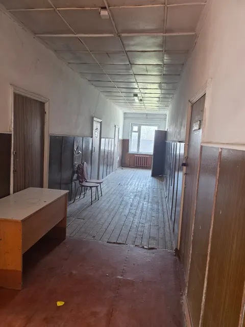 Административное здание, кадастровый номер 61:35:0090101:2933, назначение: нежилое, общая площадь: 288,5 кв.м., количество этажей: 1, год завершения строительства: 1980, расположенное по адресу: Ростовская область, р-н Семикаракорский, х. Сусат, ул. Гагарина, д. 77/7. Приватизация здания осуществляется одновременно с отчуждением победителю аукциона в собственность земельного участка площадью 768 кв.м, кадастровый номер 61:35:0090101:714, цена выкупа земельного участка - 218000,00 руб.