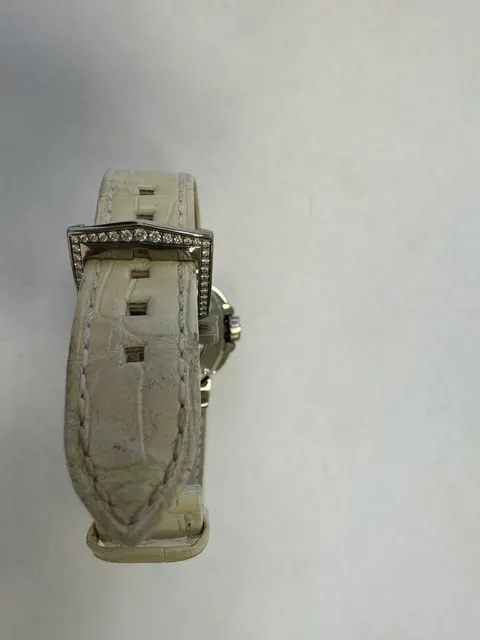Наручные часы «Наrrу Winston Осеаn Lady Z Moonphase 400/UAMP36ZL.WDR/D3.1» Корпус круглый из металла серебристого цвета со вставками из прозрачных камней по кругу. Ремешок из металла белого цвета с замком из металла серебристого цвета, на оборотной стороне штампованная надпись «HARRY WINSTON», «Zalium № 08/50», «SWISS MADE 045967», «400 UAMP36Z», б/у.