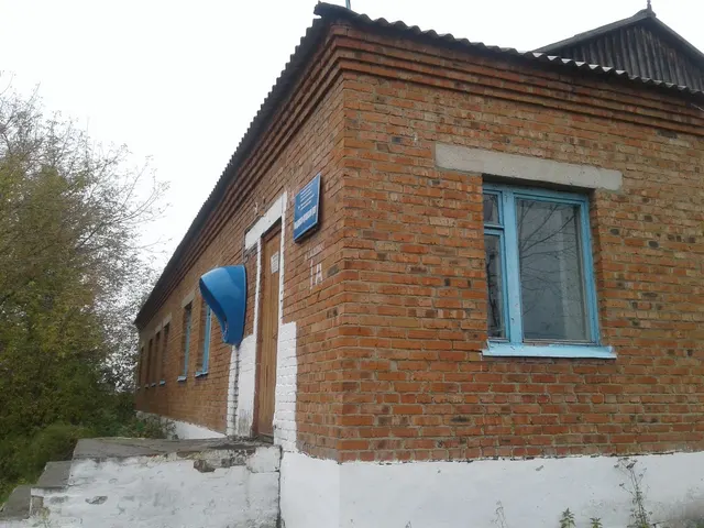 Нежилое здание, количество этажей 1, а также подземных 0, пл.254,5 кв.м., с кадастровым №42:17:0102018:77, по адресу: Кемеровская область – Кузбасс, Юргинский район, д.Юльяновка, ул.Садовая, д.1а