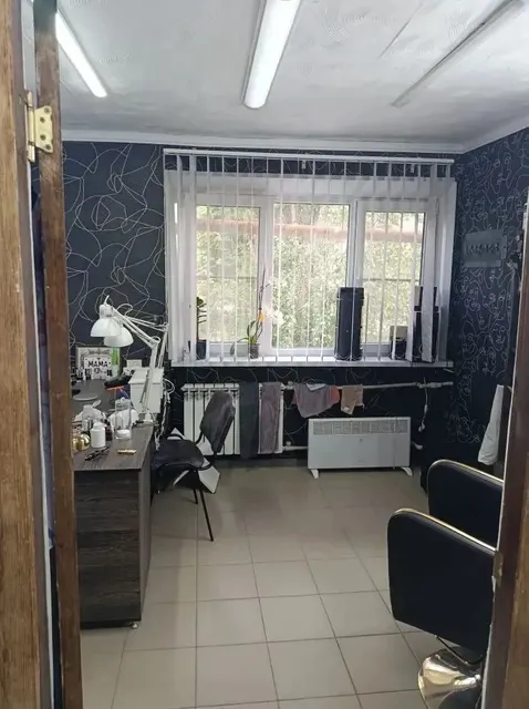 Встроенное нежилое помещение площадью 56,4 кв. м, кадастровый номер 93:30:0010102:3544, расположенное по адресу: Российская Федерация, Донецкая Народная Республика, муниципальный округ Шахтерский, г. Ждановка, квартал 28/33, дом 4/1