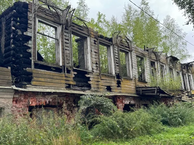 Бывший дом купца Курбатова (нач. XIX - 2-я пол. XIX вв.) ( объект культурного наследия федерального значения «Усадьба Курбатова, начало - 2 половина  XIX вв.»), кадастровый номер 35:19:0103003:291, площадь 542,8  кв. м., назначение: нежилое, количество этажей - 2, в том числе подземных 1, инвентарный номер 2741 расположенный по адресу: Вологодская область, р-н Устюженский, г Устюжна, ул. Правая Набережная реки Мологи, д 15