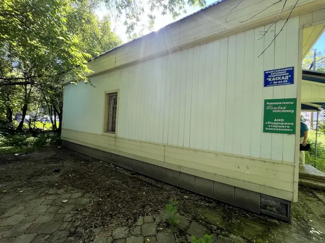 Нежилое здание, 1-этажное, площадь 87,9 кв. м, кадастровый номер 70:21:0100011:472 с земельным участком площадью 852 кв. м, занимаемым объектом недвижимости, кадастровый номер 70:21:0100011:57. Адрес: Томская область, г. Томск, пр-кт. Ленина, д. 256