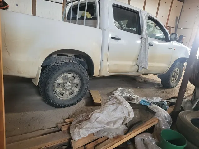 Транспортное средство Toyota Hilux, 2013 года выпуска, цвет - белый, идентификационный номер VIN MR0FR22G500757435, государственный номер Н068МЕ03. Транспортное средство в аварийном состоянии.