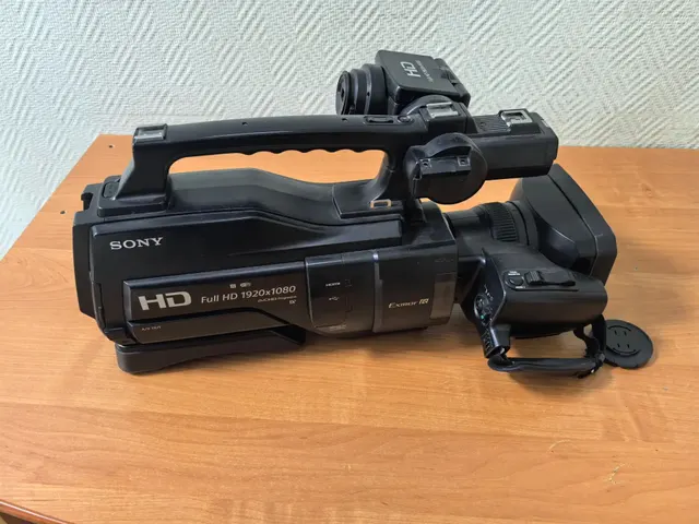 Видеокамера Sony HXR-MC2500